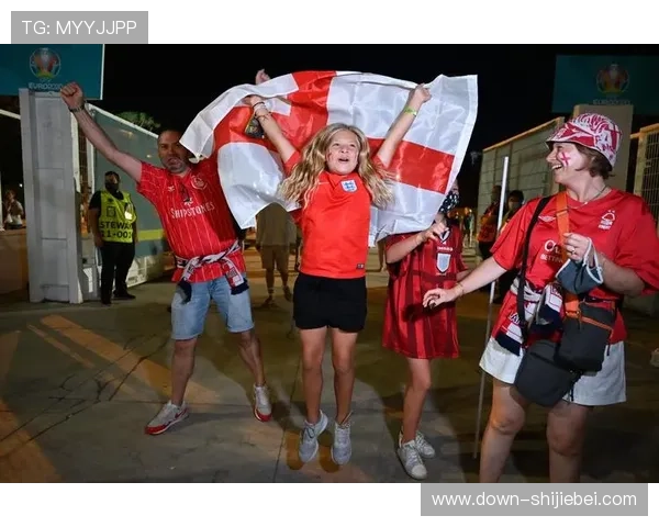 世界杯球迷的疯狂行为：为了表达对球队的支持，球迷们在公共场所进行各种疯狂的庆祝活动