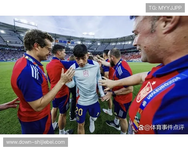 世界杯集锦精彩片段精选，带你领略足球场上的激烈对抗与精彩配合